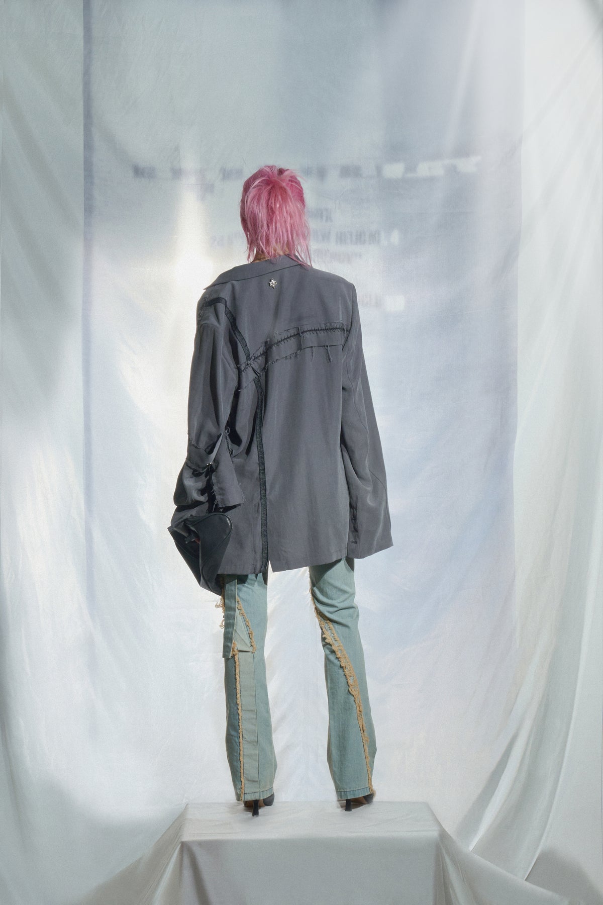 SCHRÄGE SCHLITZ-HOSE